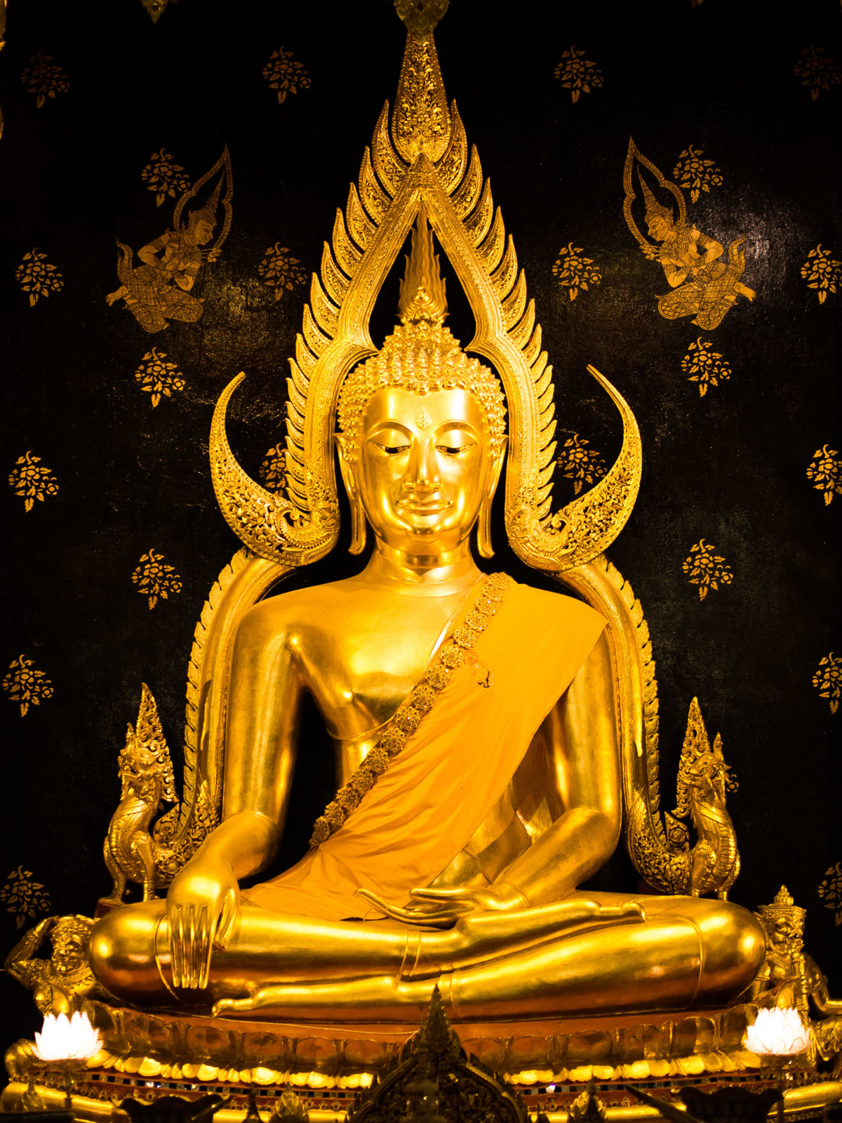 Phra_Buddha_Chinnarat.jpg