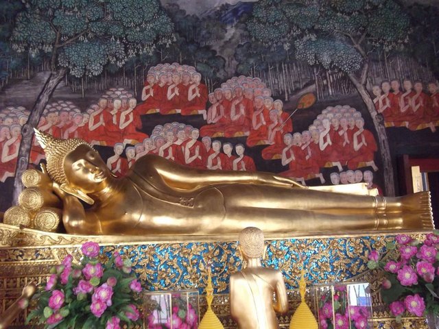 Reclining-Buddha-of-Wat-Bowonniwet.jpg